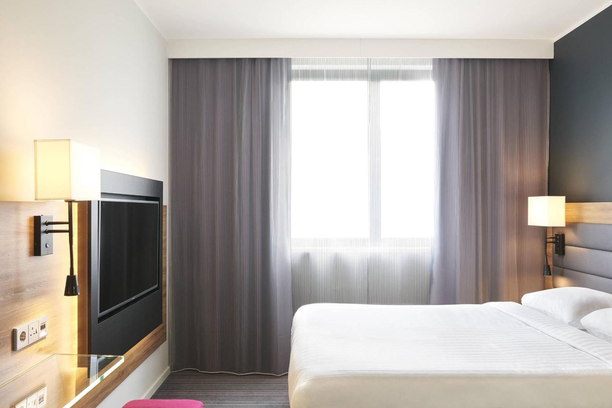 Отель Moxy Munich Messe Ашхайм Экстерьер фото