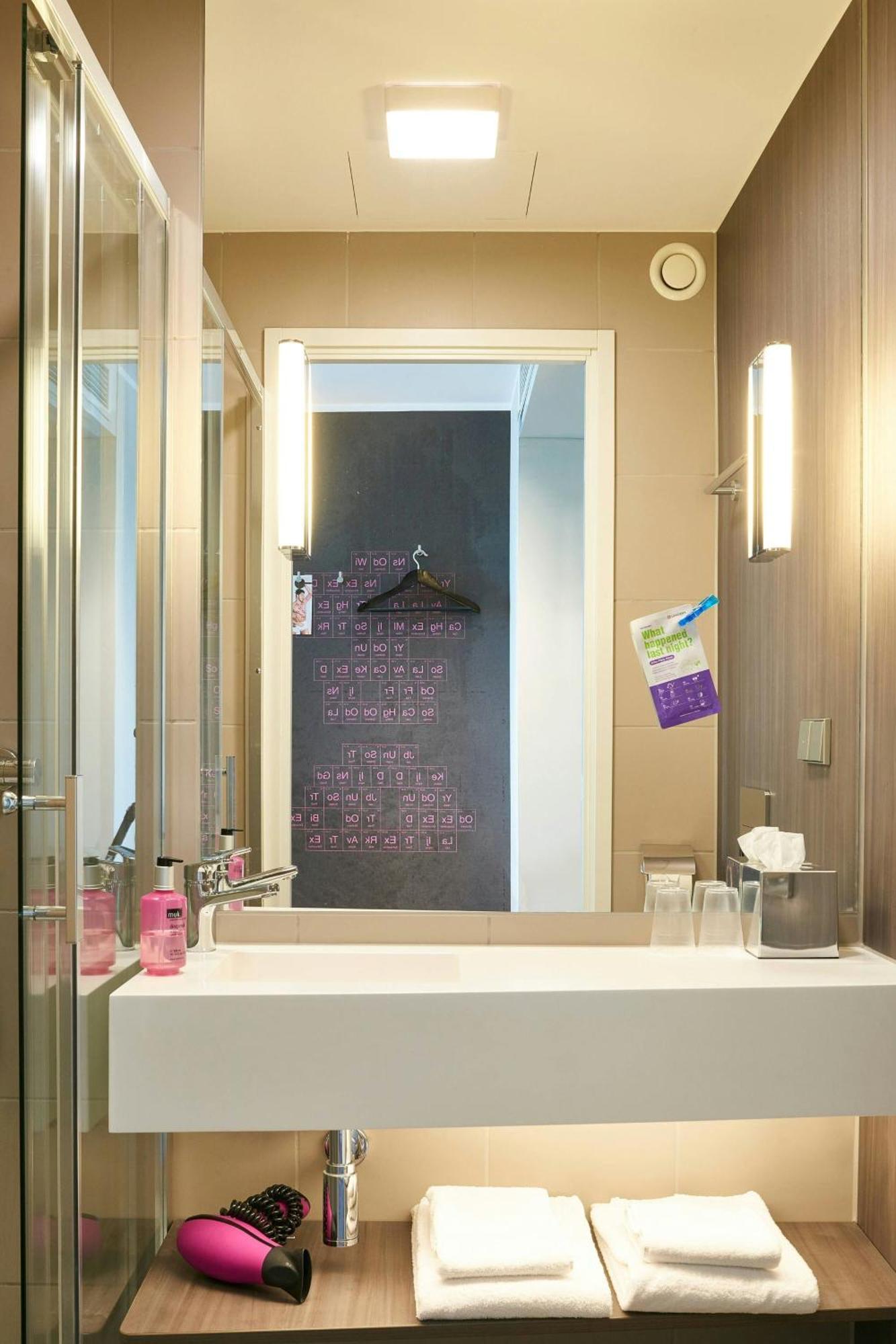 Отель Moxy Munich Messe Ашхайм Экстерьер фото